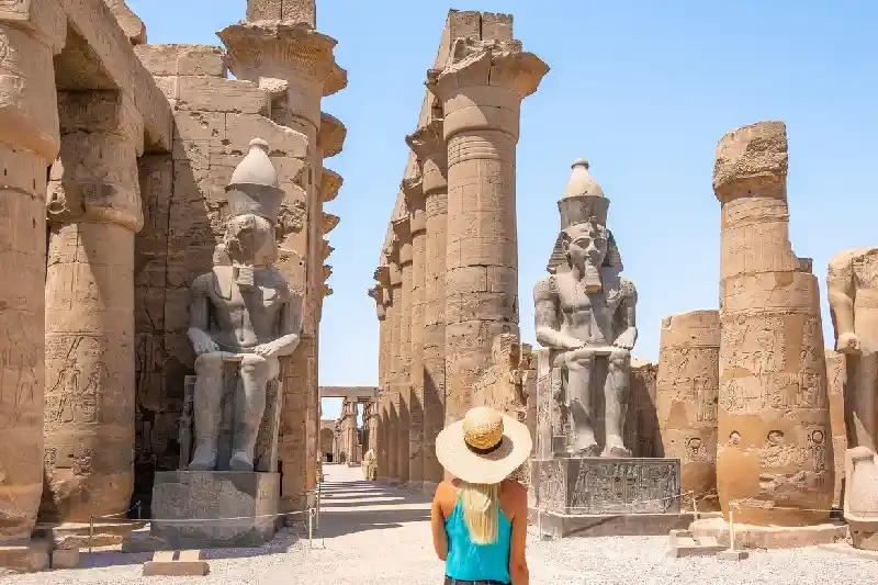 una donna al tempio di karnak , capodanno egitto offerte