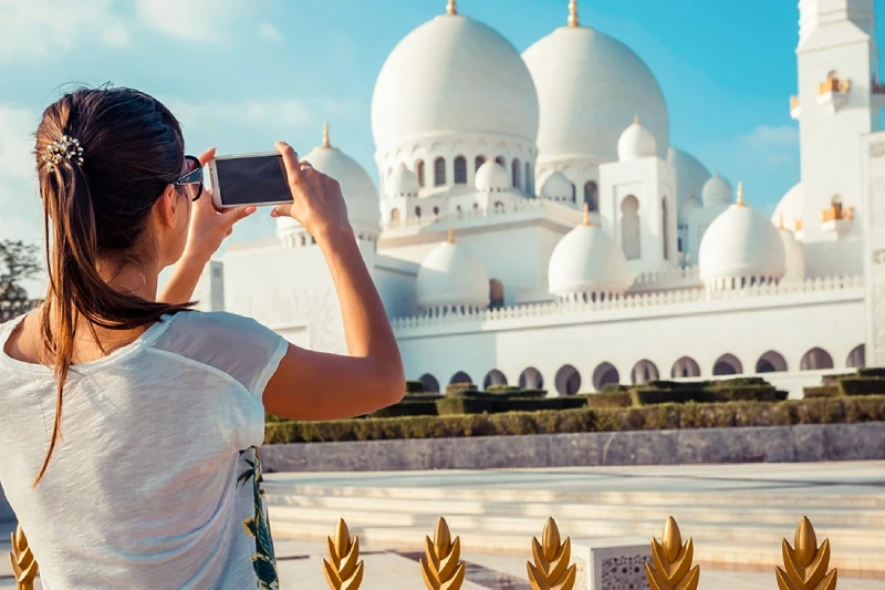 Mulher na Grande Mesquita Sheikh Zayed, Pacote Turístico para Dubai no Fim do Ano