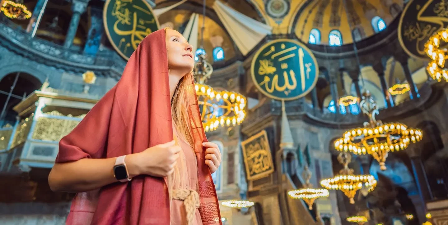 Tourista dentro de la Mezquita Azul de Estambul