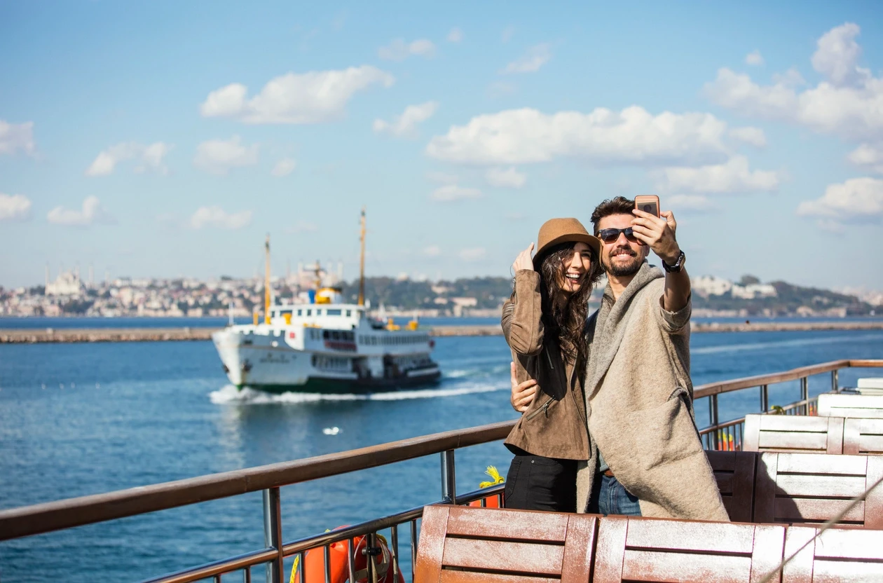 Pareja joven en Estambul