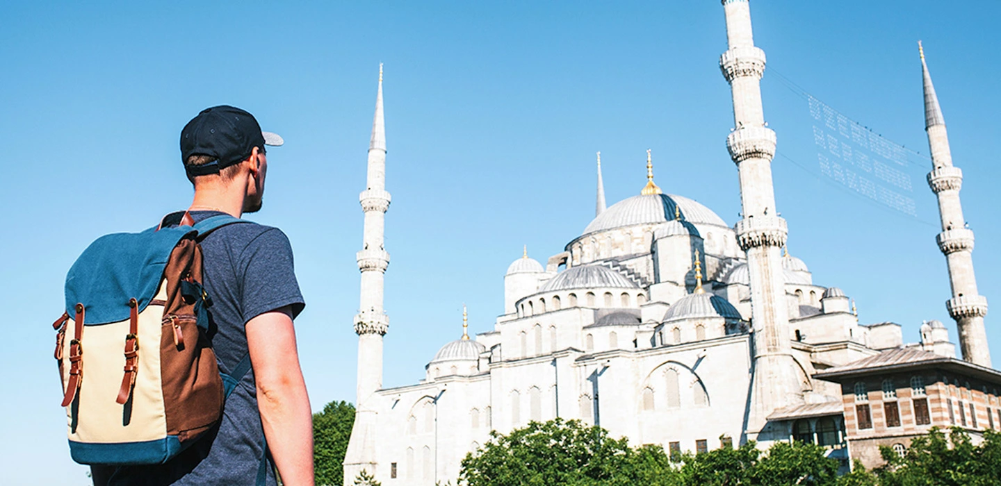 Un tourista en la Mezquita Azul