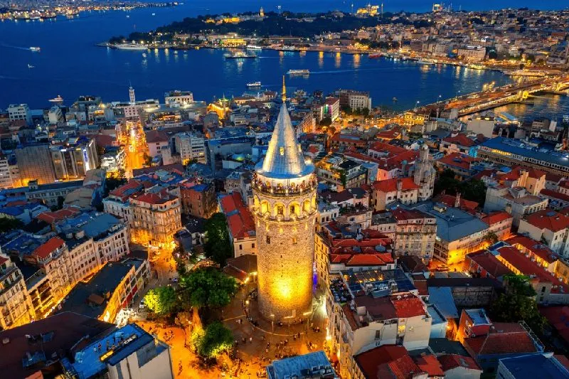 Torre Galata à noite em Istambul