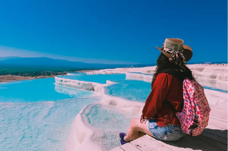 Mulher observa Pamukkale