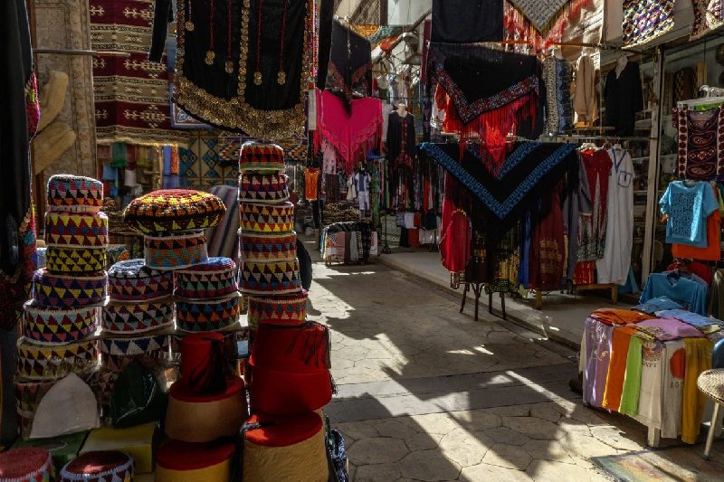 Ropa tradicional egipcia y textiles beduinos coloridos en un mercado local