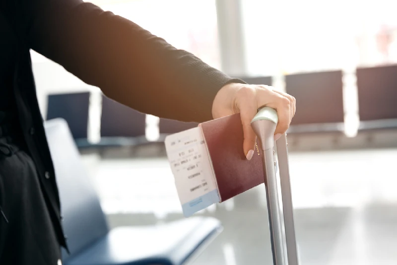 Pasaporte en mano, sueños en marcha Viajar con todo en regla: pasaporte y tarjeta listos