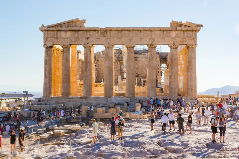 Los turistas visitan todos los días el Partenón en la Acrópolis de Atenas. Los turistas visitan todos los días el Partenón en la Acrópolis de Atenas.