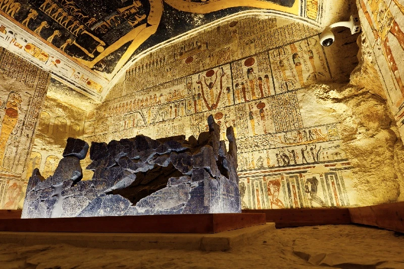 Valle Oriental de los Reyes, Luxor, Egipto Restos de un sarcófago en ruinas en la cámara funeraria de Ramsés V y Ramsés VI. Tumba KV9, Valle Oriental de los Reyes, Luxor, Egipto.