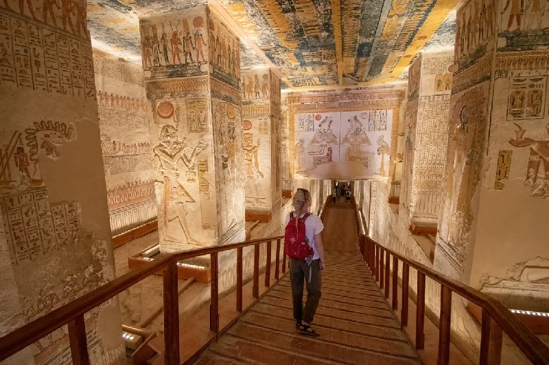 Valle de los Reyes, luxor Mujer caminando en la tumba de Ramsés V y Ramsés VI en Valle de los Reyes