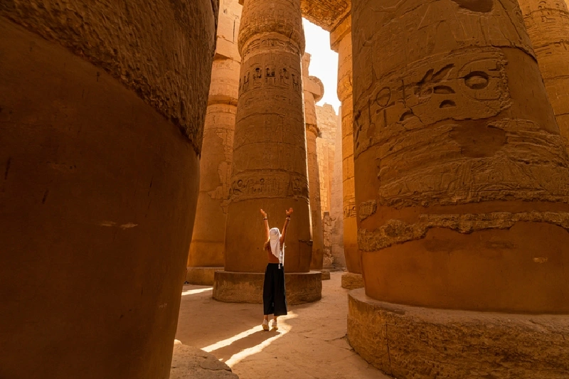 La Gran Sala Hipóstila del Templo de Karnak Una turista camina entre los pilares de la Gran Sala Hipóstila del Templo de Karnak.