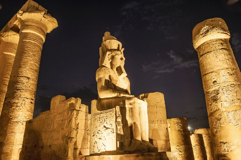 Templo de Luxor por la noche Estatuas de Ramsés II en el patio del Templo de Luxor por la noche, Luxor, Egipto