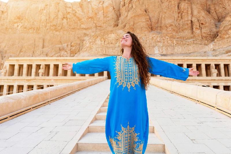 Templo de Hatshepsut en Egipto Hermosa mujer disfrutando de un recorrido por el Templo de Hatshepsut en Egipto.