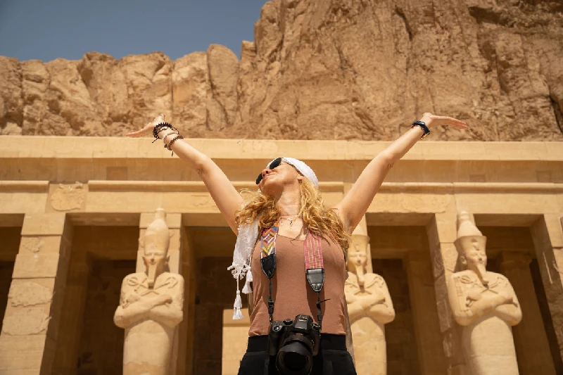 Increíble Templo de la Reina Hatshepsut, Luxor, Egipto Fotógrafa de vacaciones con cámara frente al increíble Templo de la Reina Hatshepsut, Luxor, Egipto