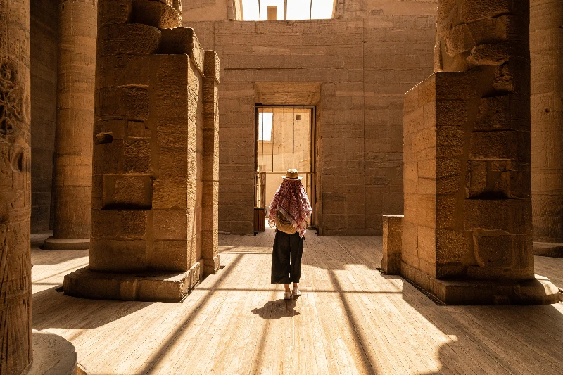 Templo de Filae Mujer caminando en el Templo de Philae, también conocido como Templo de Isis, en Asuán, Egipto, Isla Agilkia.
