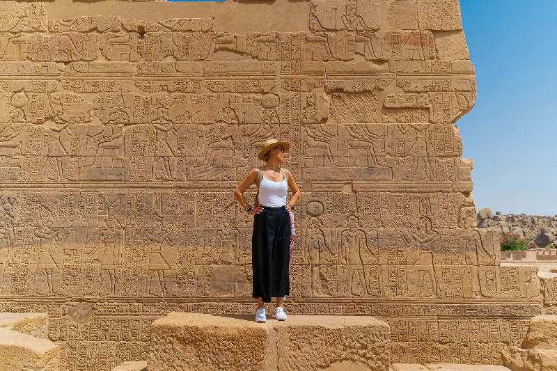 Templo de Filae, conocido como Templo de Isis Mujer caminando en el Templo de Filae, también conocido como Templo de Isis, en Asuán, Egipto.