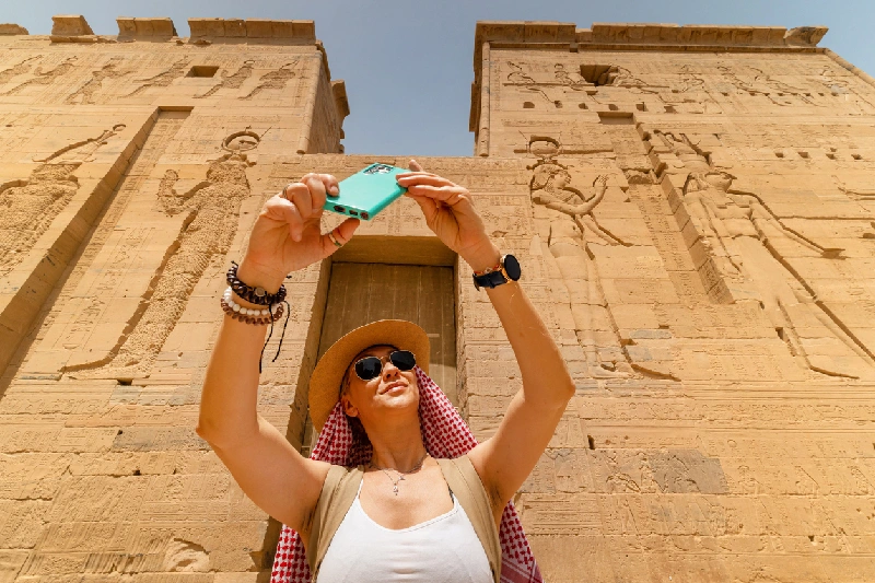 Templo de Isis, en Asuán, Egipto Mujer caminando en el Templo de Filae, también conocido como Templo de Isis, en Asuán, Egipto, Isla Agilkia.