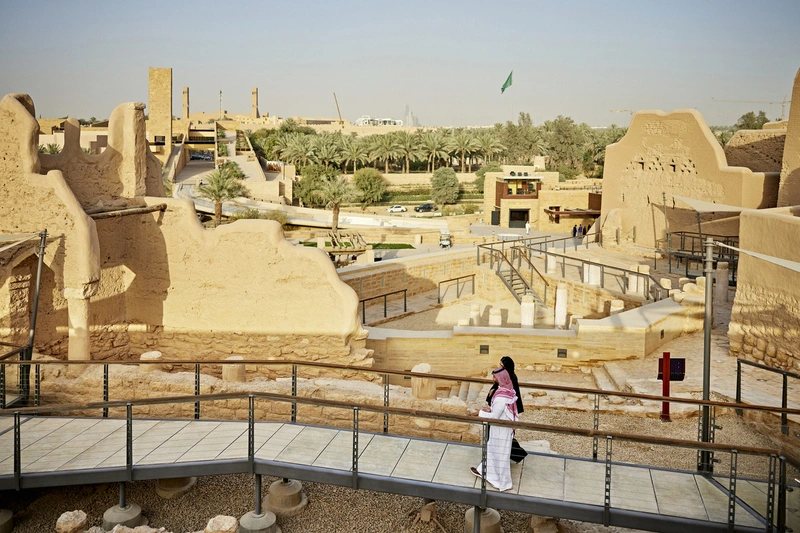 Locales visitando las ruinas de At-Turaif, Diriyah Locales visitando las ruinas de At-Turaif, Diriyah