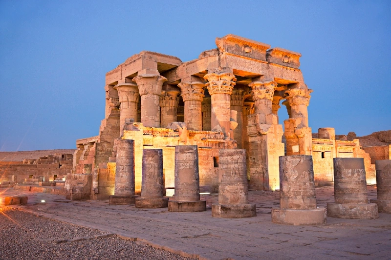 Entrada principal del templo de Kom Ombo en Egipto Entrada principal del templo de Kom Ombo en Egipto, África, un templo doble dedicado a Sobek y Haroeris al anochecer