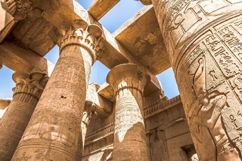 Pilares del templo de Kom Ombo Pilares del templo de Kom Ombo, decorados con jeroglíficos. El cielo azul se ve a través del techo, Egipto.
