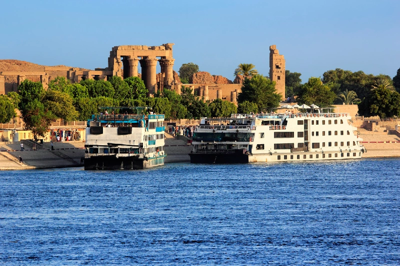 El Templo de Sobek y Haroeris Egipto. Cruceros atracados en Kom Ombo, en el Nilo. El Templo de Sobek y Haroeris al fondo (vista de la columnata de la Sala Hipóstila).