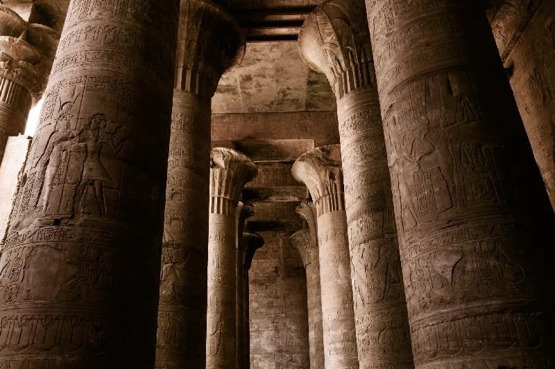 Templo de Horus en Edfu Los pilares del Templo de Horus en Edfu