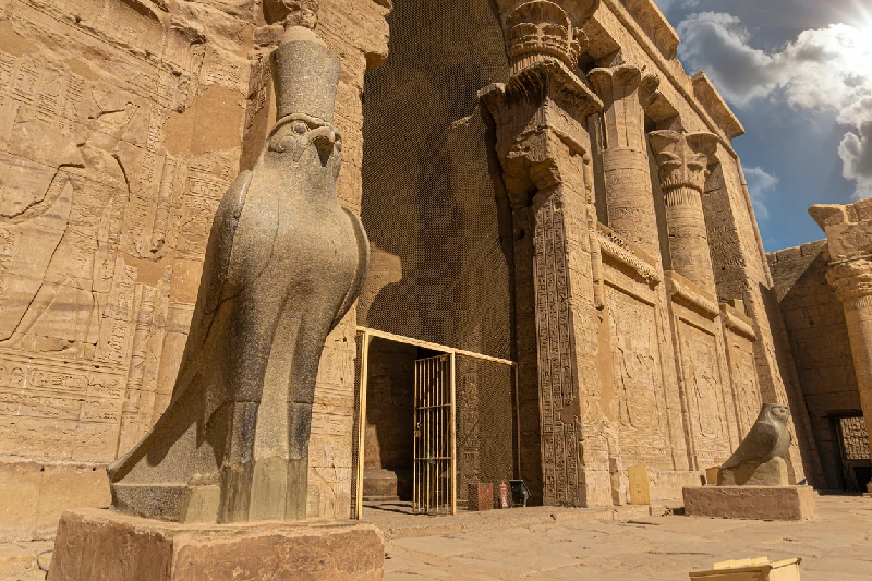 Templo de Edfu, Egipto Antigua estatua de Horus y relieves del templo de Edfu, Egipto.