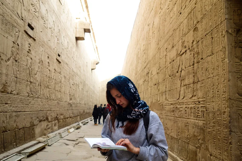 Templo de Edfu Mujeres dentro del templo de Edfu, Egipto, Edfu