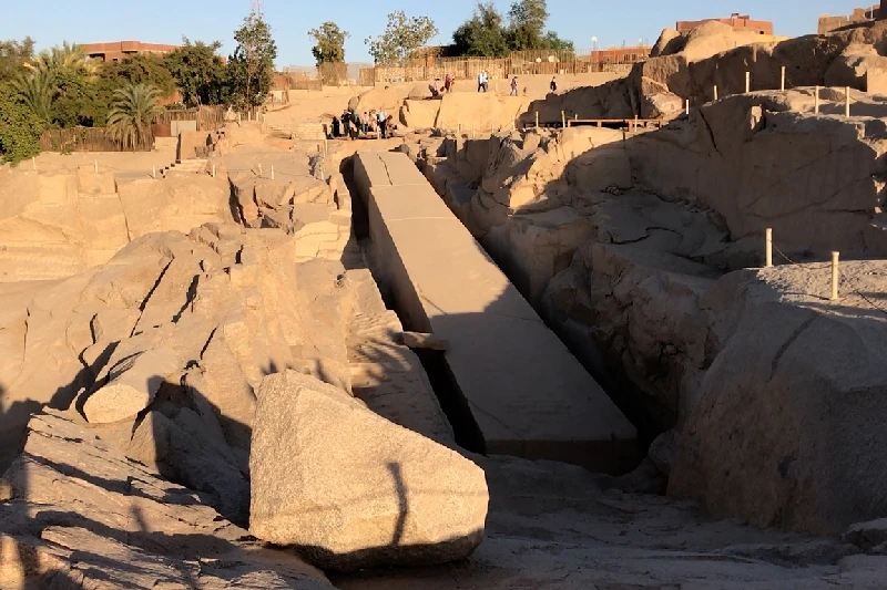 El Obelisco Inacabado en aswan El Obelisco Inacabado, el obelisco más pesado jamás tallado en el Antiguo Egipto.