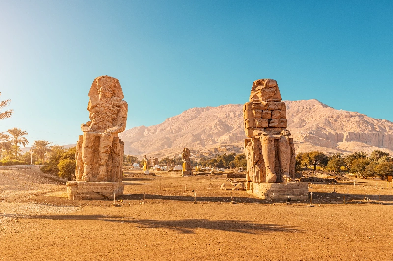 Los dos famosos Colosos de Memnón Los dos famosos Colosos de Memnón: enormes estatuas en ruinas del faraón Amenhotep III