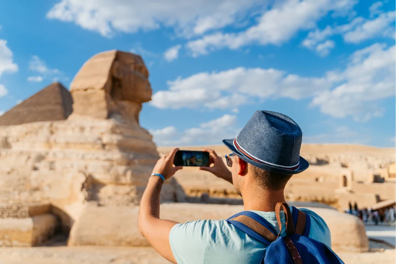La Gran Esfinge de Giza en El Cairo Hombre tomando fotografías de la Gran Esfinge de Giza en El Cairo, Egipto.