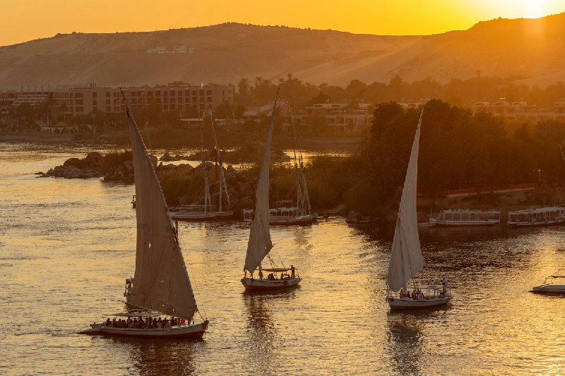 El Río Nilo en Asuán Hermosa vista de las falucas en el río Nilo en Asuán al atardecer, Egipto