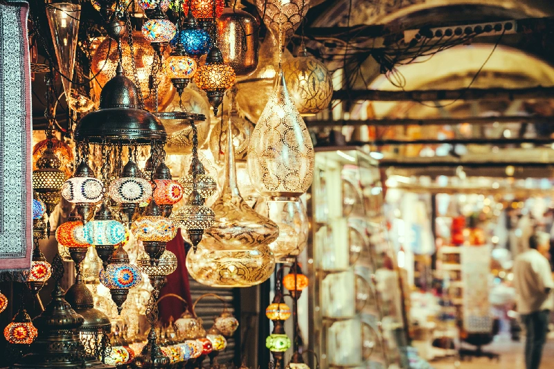 El Bazar Jan el Jalili en El Cairo Lámparas de colores se venden en el Bazar Jan el Jalili en El Cairo, Egipto.