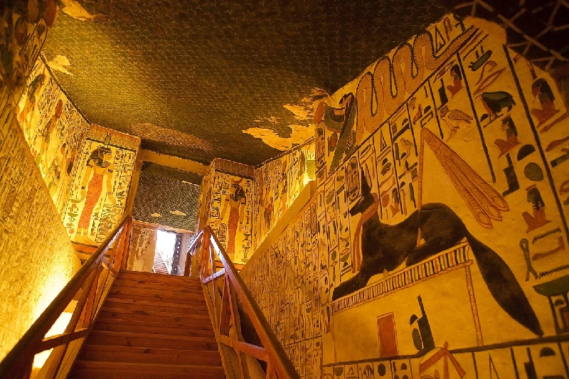 Valle de la Reina en Luxor, Egipto Tom de Nefertari en el Valle de la Reina en Luxor, Egipto. Fue la esposa de Ramsés II. Su tumba fue descubierta por Ernesto Schiapparelli.