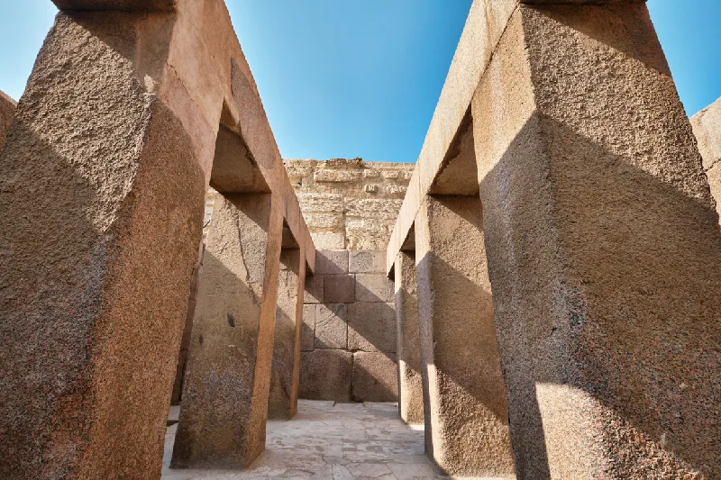Templo del Valle de Kefrén Pilares enormes dentro del Templo del Valle de Kefrén, también conocido como el Templo de Granito. Complejo del Templo Mortuorio de Kefrén en la Gran Esfinge de Guiza.