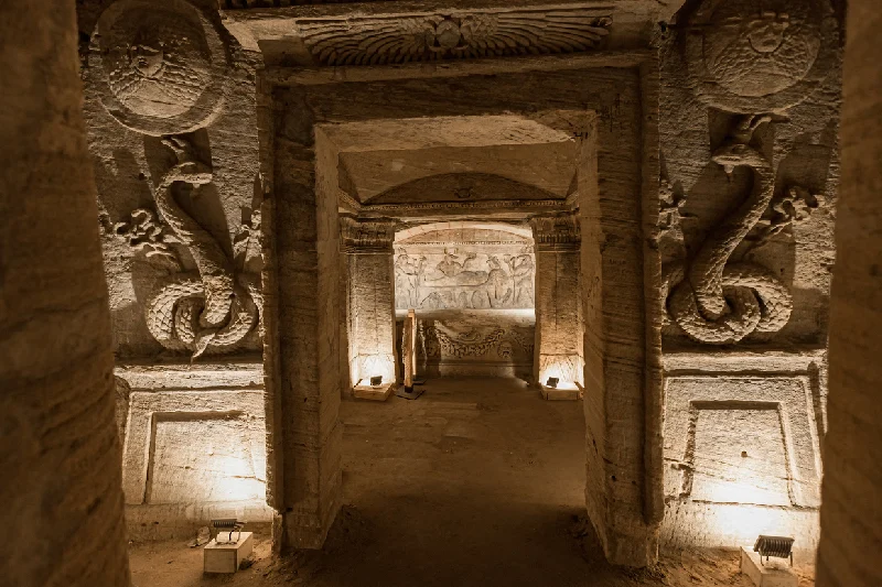 Las catacumbas de Kom el Shoqafa, Alejandría, Egipto Vista interior de las antiguas catacumbas de Kom el Shoqafa, Alejandría, Egipto