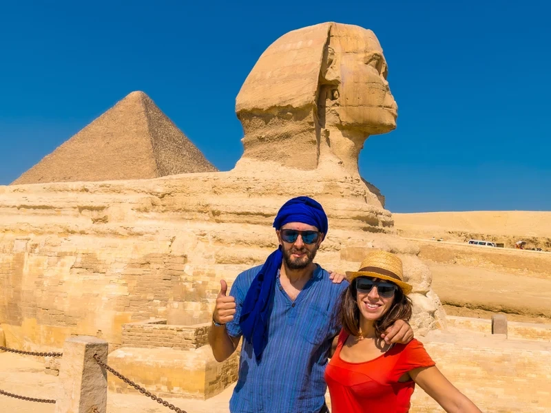 Una coppia alle piramidi