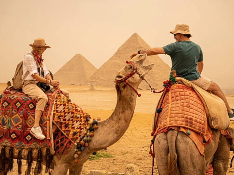 Una coppia alle piramidi