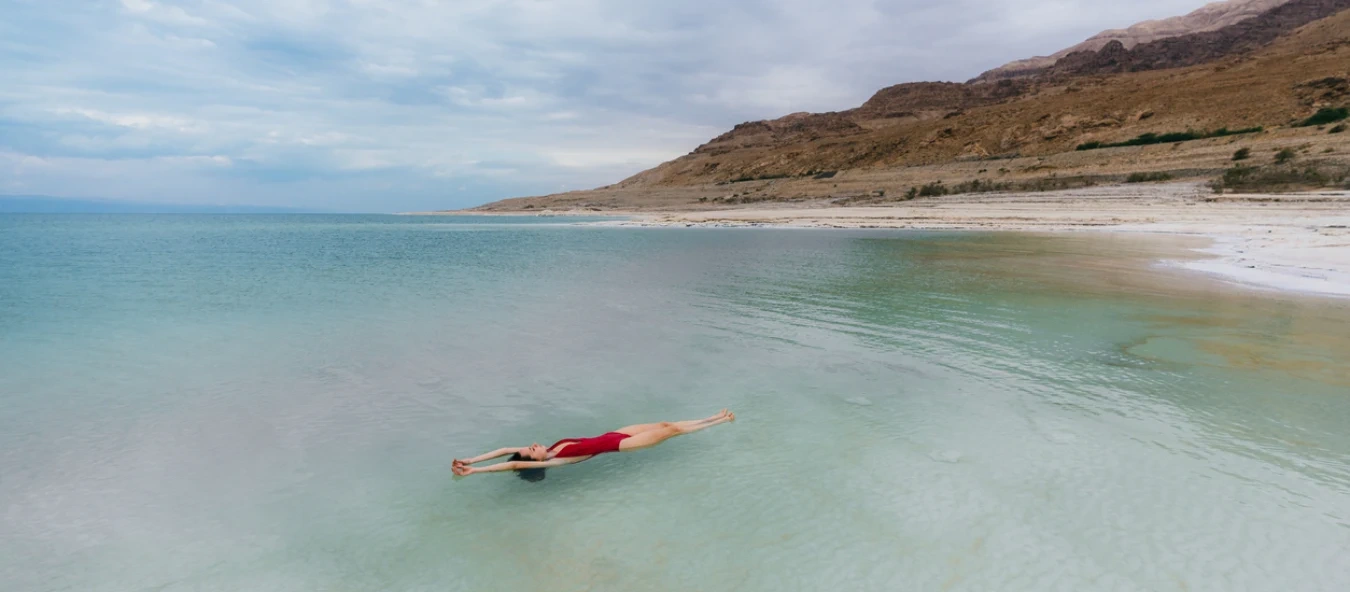 Mar Muerto en Jordania: La Guía Definitiva para Flotar en el Lugar Más Bajo de la Tierra