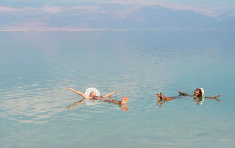 Turista flotando en el Mar Muerto, uno de los lugares más famosos de Jordania