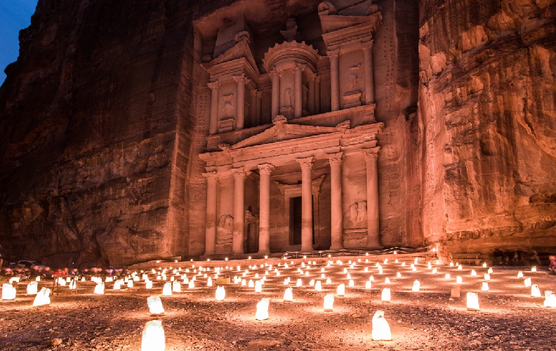 Camino de velas que conduce al Tesoro de Petra durante una visita nocturna