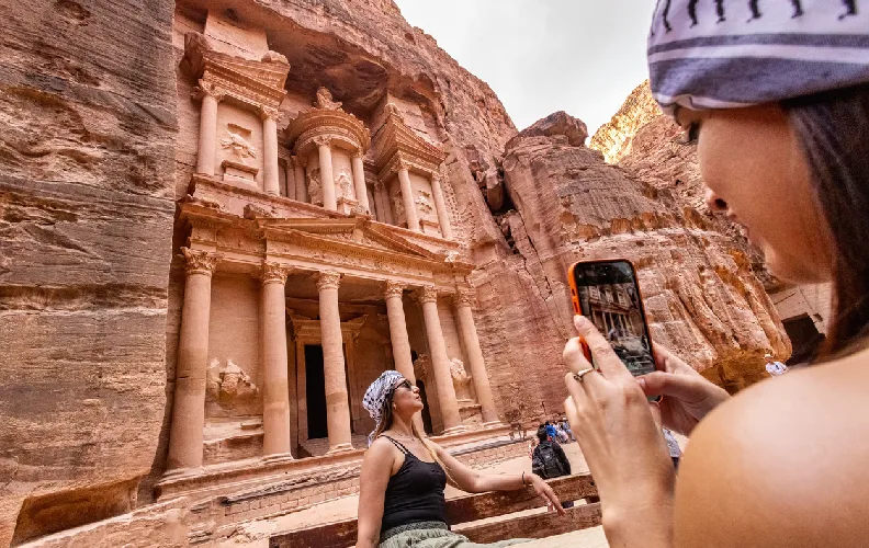 Fotógrafa capturando la belleza de Petra entre sus monumentos históricos y paisajes rocosos