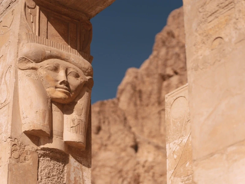 Hathor scultura che decora il tempio del pilastro di hatshepsut a deir el bahari