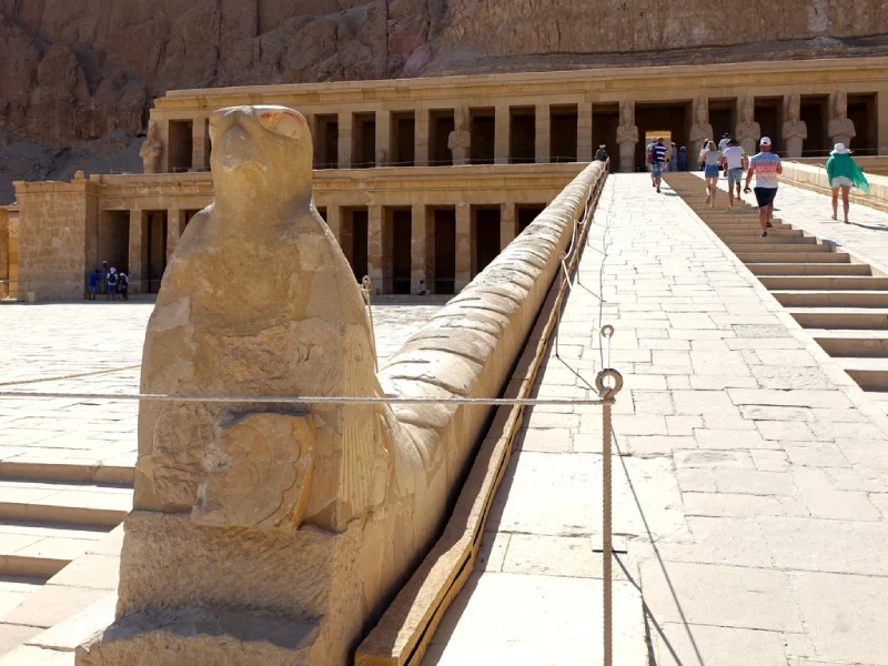 Antica statua di Horus a guardia del tempio funerario di Hatshepsut in Egitto Valle dei Re