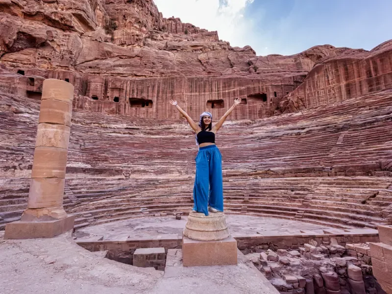 Viaggiatrice nel Teatro di Petra, Giordania a Natale