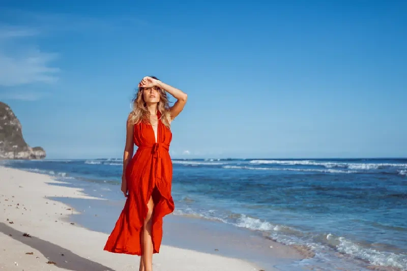 donna sulla spiaggia, tour egitto piramidi e mare