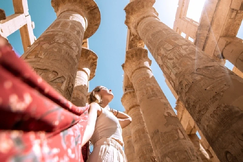 viaggio in egitto piramidi, una donna a luxor
