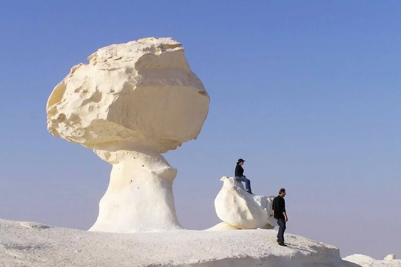 Due persone nel deserto bianco