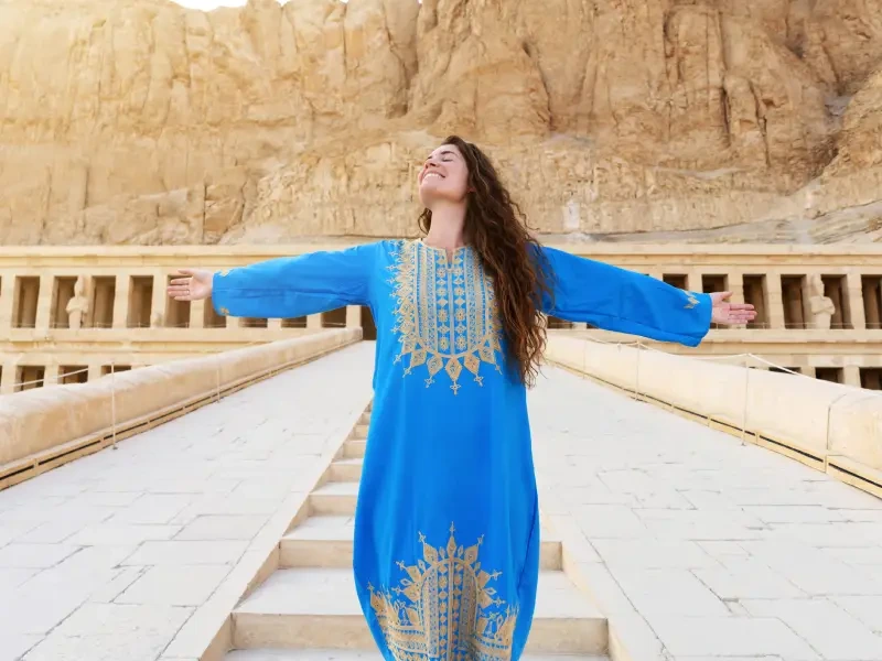 Donna nel tempio di Hatshepsut, crociera nilo e cairo