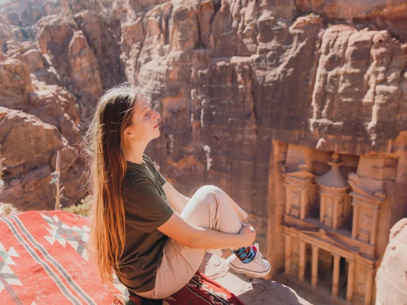 una donna a petra, tour egitto e petra