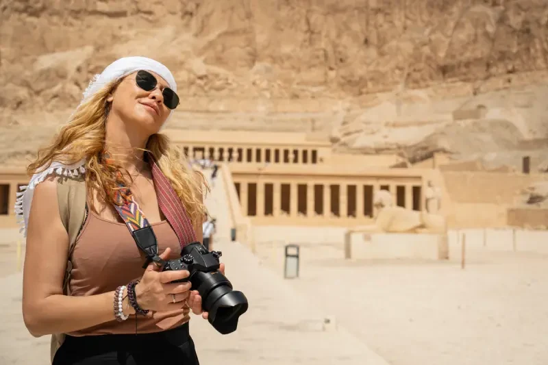 Una donna nrl Tempio di Hatshepsut, offerte egitto
