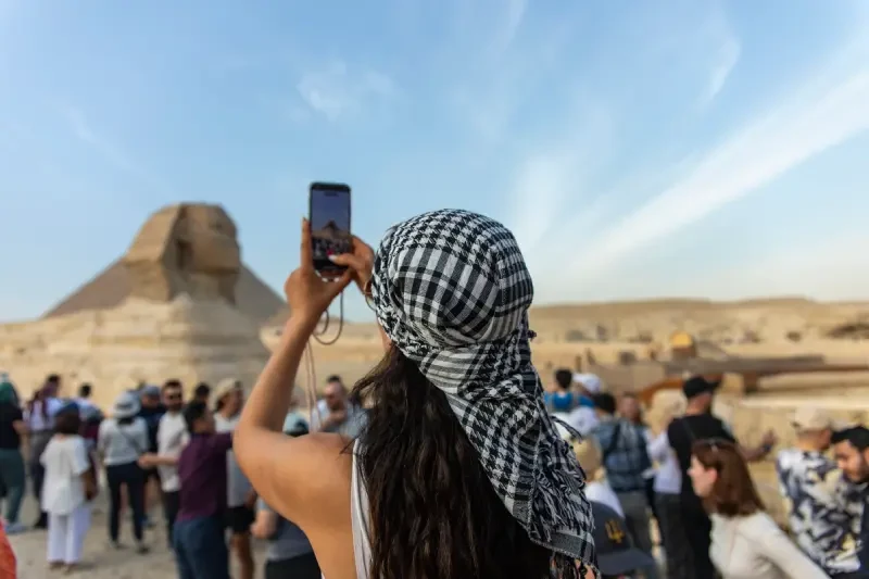 Una Ragazza che scatta una Foto alle Piramidi